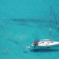 Avantages de la location d’un voilier en Corse avec Skipper